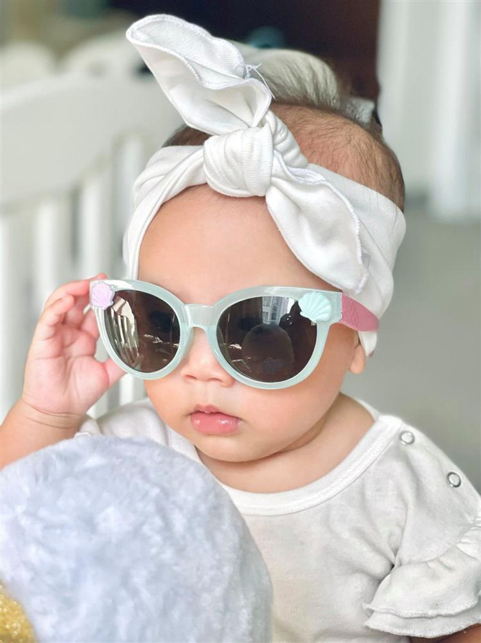 Từ phụ kiện kính mát đến khăn buộc đầu đều rất 'chất', đậm nét fashionista nhí.