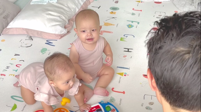 Trong khi chị gái Lisa vẫn tập trung nghe giảng thì Leon hầu như không thèm quan tâm.