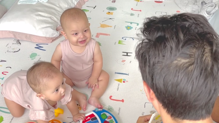 'Chị ba' Lisa cực kì nghiêm túc, chăm chú nghe bagiảng bài.