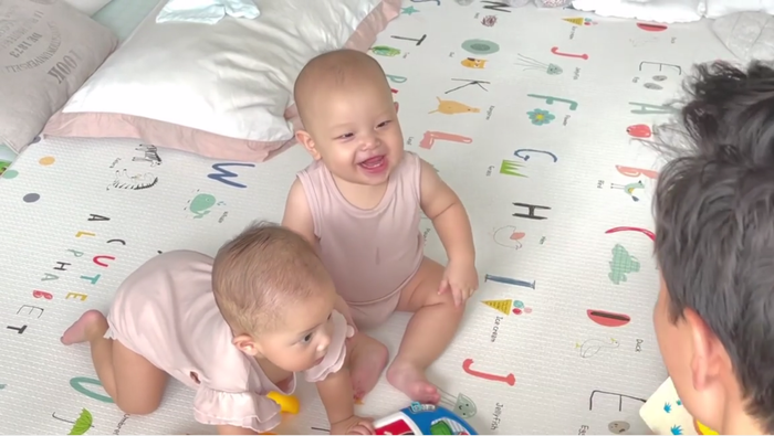 Hồ Ngọc Hà chia sẻ clip hai nhóc tì Lisa và Leon tham dự lớp học của ba Kim.