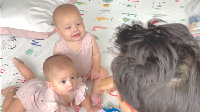 Khi bị ba Kim nhắc nhở thì Leon mới chịu quay lại với bài học, biểu cảm đầy tính 'miễn cưỡng' của cu cậu khiến ai nấy nhìn vào đều không nhịn được cười.