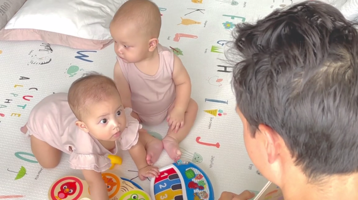 Cậu nhóc cứ nhìn ra ngoài, phá phách vầ tìm cách trêu chị Lisa.