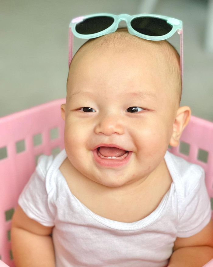 Mặc dù hay cười thế nhưng mỗi khi khóc thì cu cậu đều khiến mẹ Hà phải 'bó tay'. Nữ ca sĩ cũng từng chia sẻ Leon là nhân vật 'dữ dằn' nhất nhà.