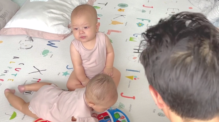 Nhiều người trêu rằng, trông Leon không khác gì những học sinh cá biệt cứ thả hồn ra ngoài cửa sổ trong tiết học.