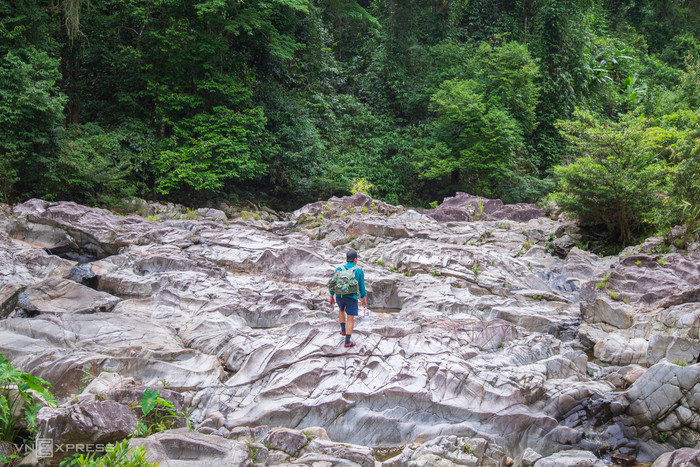 Đường đến với 2 ngọn thác khá bằng phẳng, chủ yếu men theo suối nên không đòi hỏi nhiều sức. Một vài đoạn đi qua những bãi đá rộng lớn, bị nước bào mòn tạo thành những bậc thang.