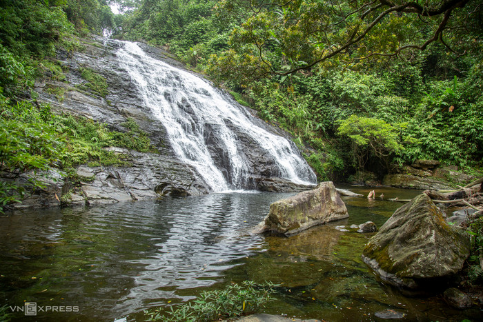 Ngọn thác này thấp hơn, nhưng rộng hơn so với thác 9 tầng. Chân thác có một hồ nước rộng, cây cối nguyên sinh vươn tán tạo bóng mát tận giữa hồ.