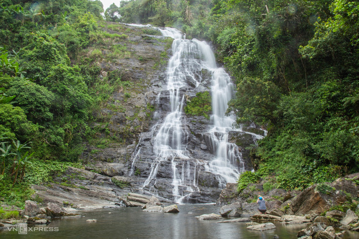 Thác 9 tầng thường được người địa phương hay gọi là thác Khe Vàng, nằm ở xã biên giới Trọng Hoá, Minh Hoá. Từ bản Lòm (xã Trọng Hoá), là điểm cuối cùng ôtô có thể vào đến, du khách mất khoảng 3 tiếng đi bộ băng rừng, men theo khe suối để đến với thác 9 tầng. Thác được đánh giá hùng vĩ, cao hàng chục mét, nằm giữa rừng già nguyên sinh.
