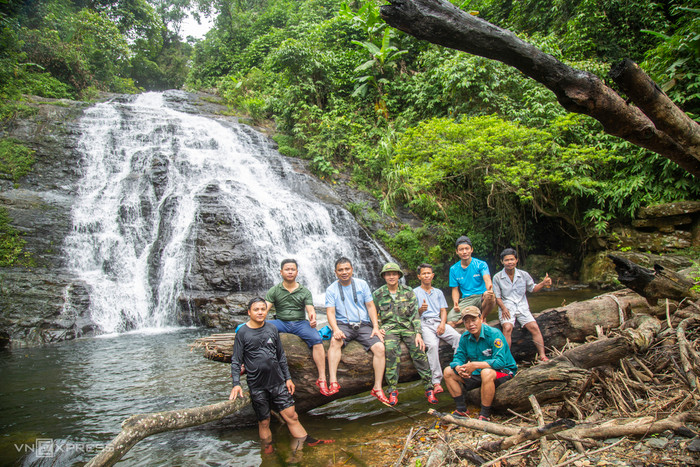 Đến đây, ngoài việc thưởng thức vẻ đẹp của thiên nhiên, du khách được trải nghiệm cuộc sống khác biệt của tộc người thiểu số vùng biên giới Quảng Bình, thử những món ngon từ thiên nhiên như măng rừng, cá suối, ngắm những bản làng thơ mộng nằm giữa lưng chừng đồi.