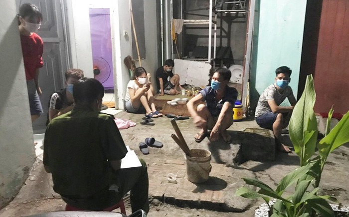 Bắc Giang: Xử phạt 7 người 105 triệu đồng do tụ tập xem bóng đá, bất chấp dịch bệnh Ảnh 2