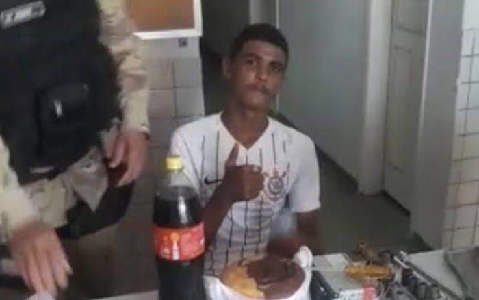 Thanh niên bị bắt đúng ngày sinh nhật 18 tuổi và hành động gây tranh cãi của cảnh sát Ảnh 2