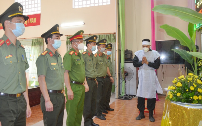 Một chiến sĩ Cảnh sát cơ động chịu tang bà nội và bố tại nơi chống dịch Covid-19 ở Bắc Giang Ảnh 2