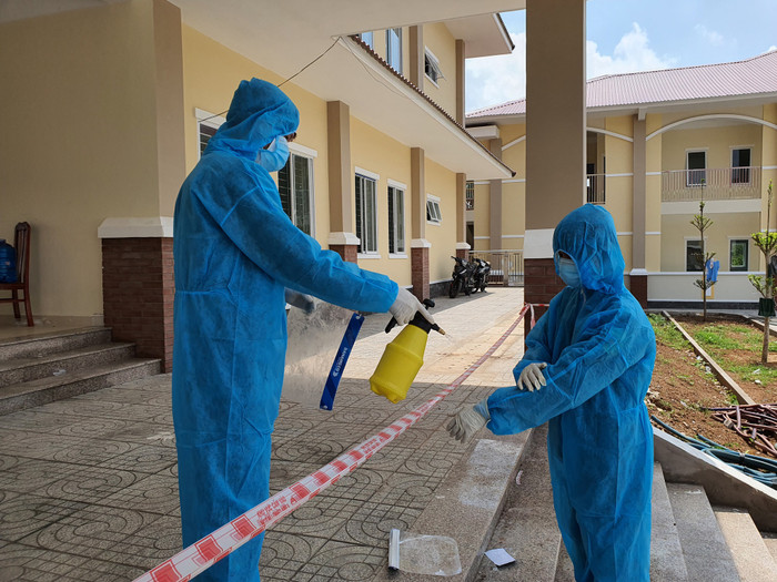 Lực lượng chức năng làm việc trong khu cách ly tập trung. Ảnh: báo Thanh Niên