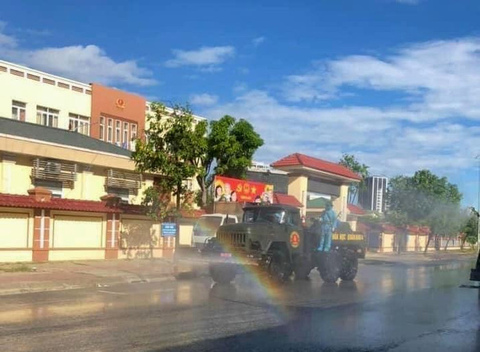 Cơ quan chức năng phun khử khuẩn nơi F0 sinh sống