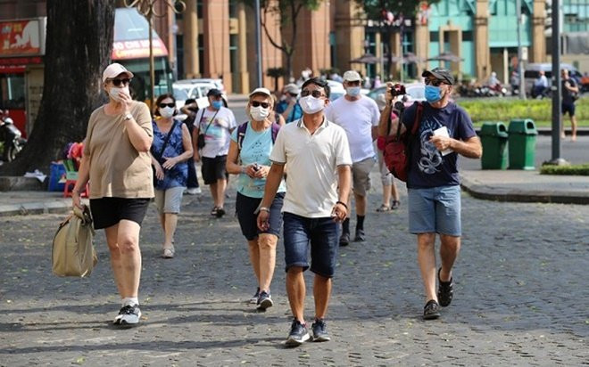 TP.HCM xử phạt nghiêm người không đeo khẩu trang nơi công cộng, tụ tập đông người Ảnh 2