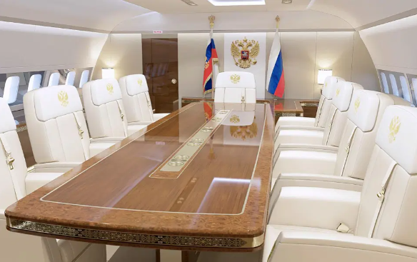 Phòng họp sang trọng trên máy bay.
