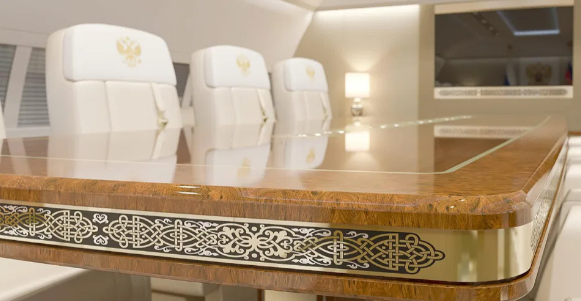 Bàn hội nghị được trang trí bằng vàng.