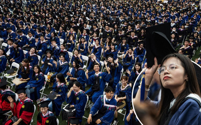 Hàng ngàn sinh viên Vũ Hán không giãn cách, không khẩu trang khi thế giới gồng mình trước Covid-19 Ảnh 2