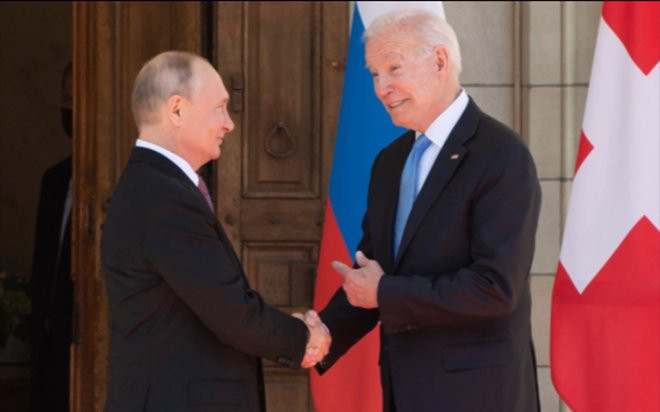 Cận cảnh cái bắt tay của ông Biden và Putin trong cuộc gặp lịch sử Ảnh 2