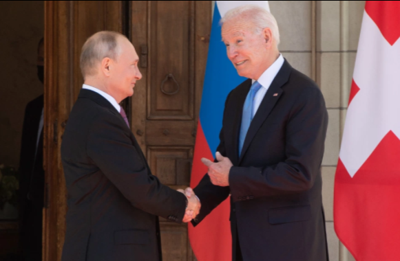 Cận cảnh cái bắt tay của ông Biden và Putin trong cuộc gặp lịch sử Ảnh 4