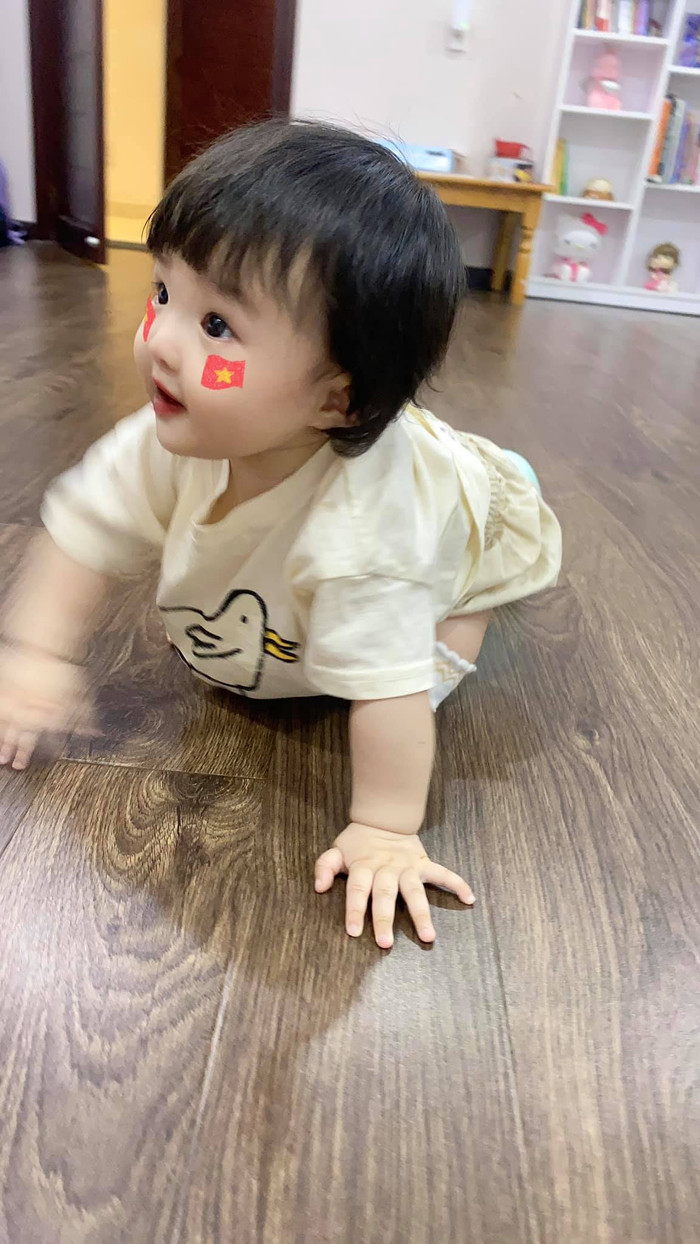 Con gái Đông Nhi - Ông Cao Thắng 'gây sốt' với loạt ảnh cổ vũ đội tuyển bóng đá Việt Nam Ảnh 5