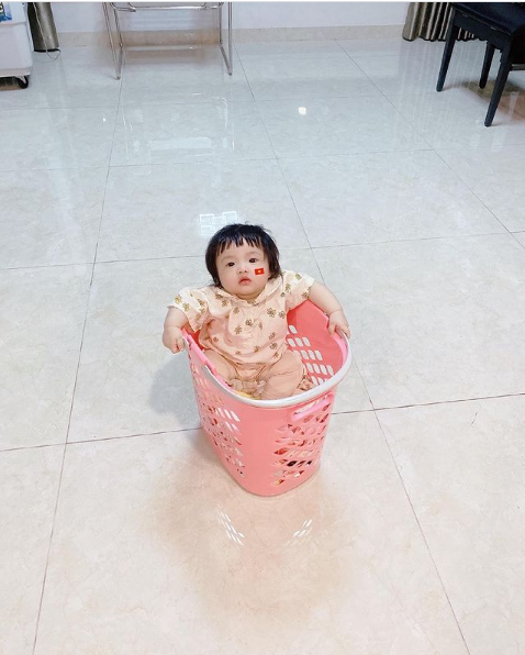 Thay vì dự đoán tỉ số hay cổ vũ các chú đá banh thì Winnie lại 'thủ' sẵn tư thế để ăn mừng chiến thắng khiến ai nấy đều thích thú.