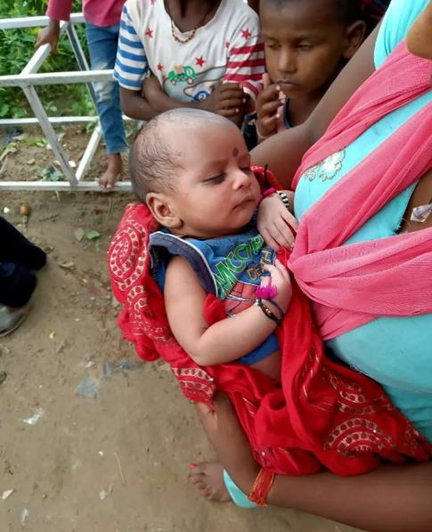 Bé gái bị bỏ rơi bên trong hộp gỗ, thả trôi sông.