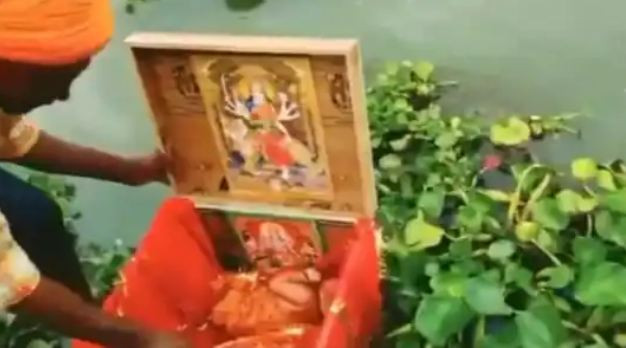 Anh Golu mở chiếc hộp gỗ trôi trên sông ra xem.