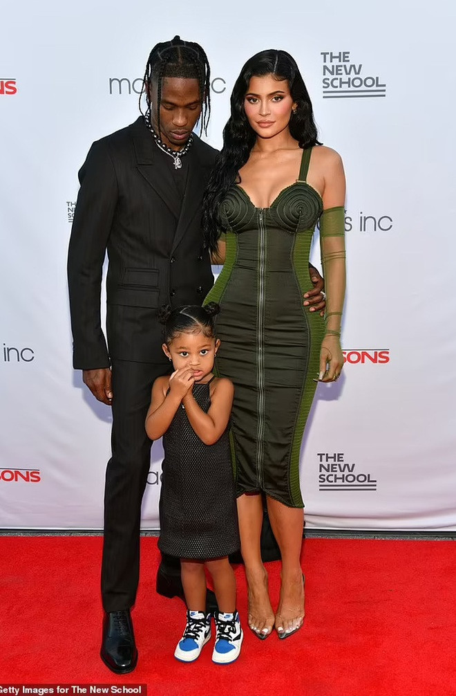 Em gái nhà Kardashian nổi bần bật trong kiểu váy Vintage 1987 Jean Paul Gautier màu xanh rêu