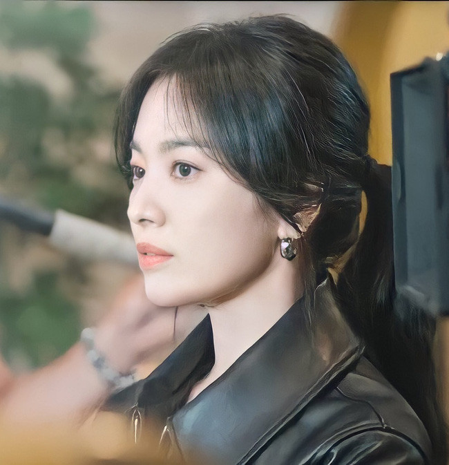 Song Hye Kyo chiếm lĩnh top1 hot search hơn 4 triệu lượt tìm kiếm vì một hành động nhỏ với 'phi công trẻ' Ảnh 6