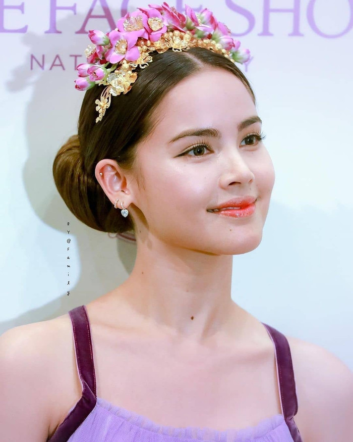 Yaya Urassaya tiếp tục giữ vững danh hiệu 'Nữ hoàng quảng cáo' năm nay Ảnh 4