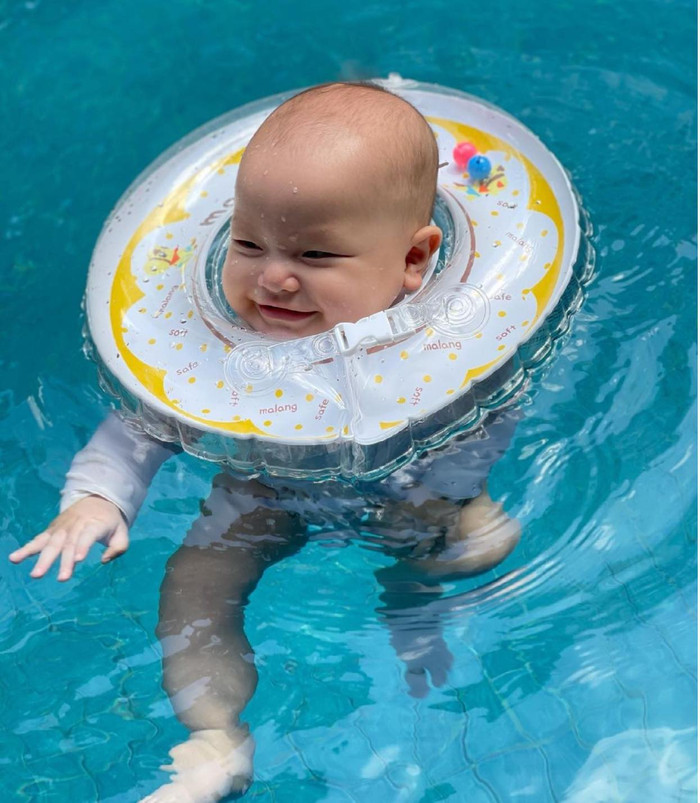 Cậu em trai Lisa rất vui sướng khi chính mình được ngoe nguẩy trong nước