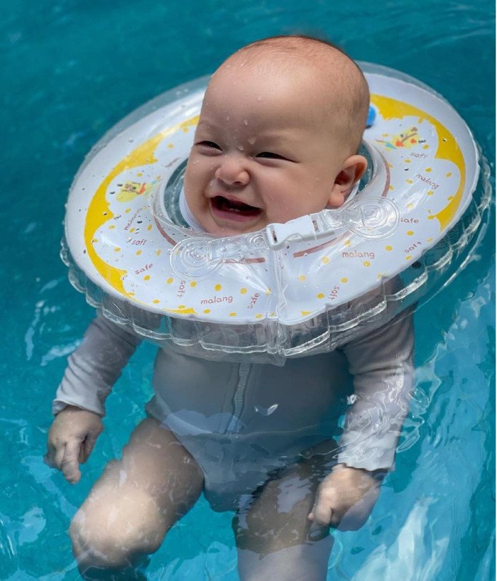 Dưới thời tiết nắng nóng, Leon được mẹ Hà cho tập bơi