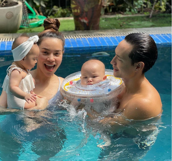 Hồ Ngọc hà hôm nay có buổi tập bơi cho hai cục vàng Leon và Lisa