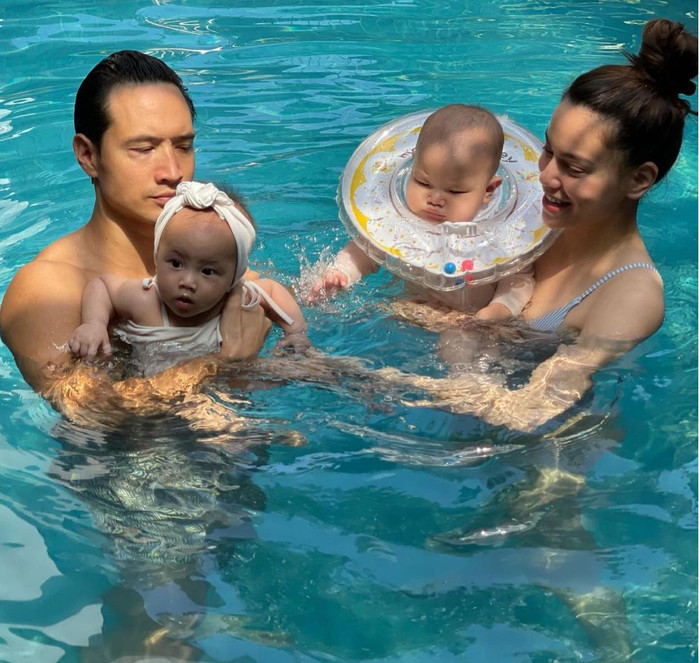 Nữ ca sĩ và chồng thay phiên nhau bế Lisa để dạy bơi cho Leon