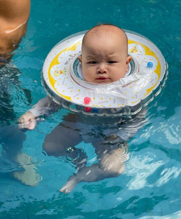 Leon không những không khóc nhè mà tự tập bơi một mình dưới sự giám sát của bố mẹ