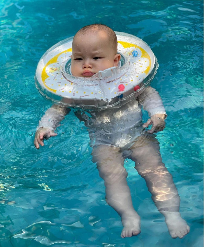 Biểu cảm trong suốt quá trình học bơi của Leon từ vui vẻ đến căng thẳng khiến khán giả không khỏi phì cười