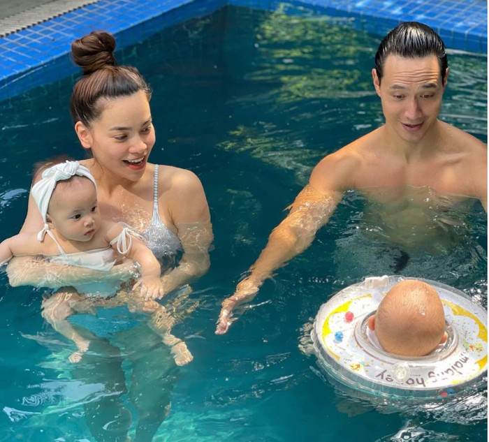 Hà Hồ và Kim Lý đang ra sức tập bơi cho cậu con trai Leon