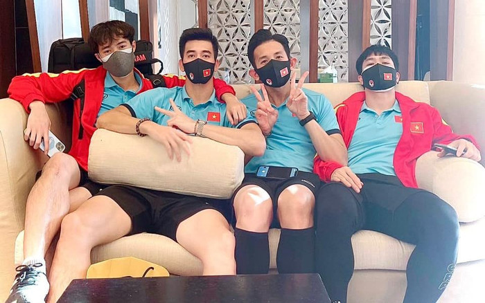 Hot boy tuyển Việt Nam bị mất điện thoại, Tiến Linh và Văn Toàn khoe ảnh ở nơi cách ly Ảnh 2