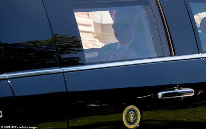 Tổng thống Biden trong siêu xe 'Quái thú'.