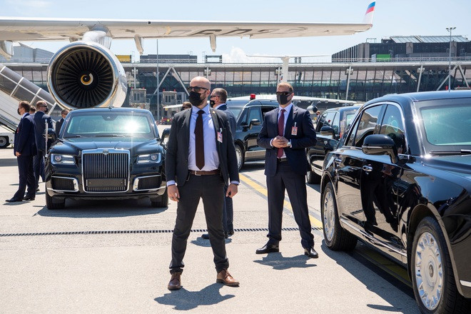 Đoàn xe hộ tống Tổng thống Nga Putincó mặt tại sân bay Geneva sau khi chuyên cơ chở tổng thống hạ cánh.