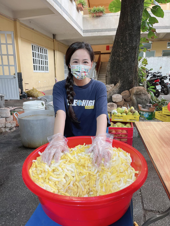 Chiếc khẩu trang họa tiết hoạt hình đáng yêu làm điểm nhấn cho nàng nậu khi đi từ thiện
