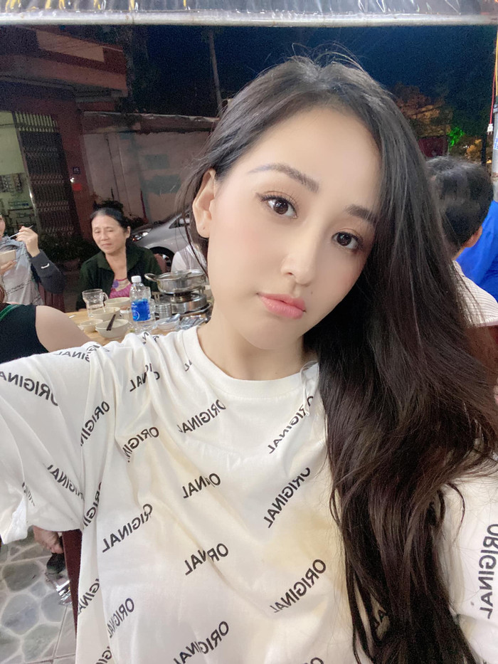 Các mẫu áo thun tông đen, trắng, in chữ đơn giá khá phù hợp với người đẹp.