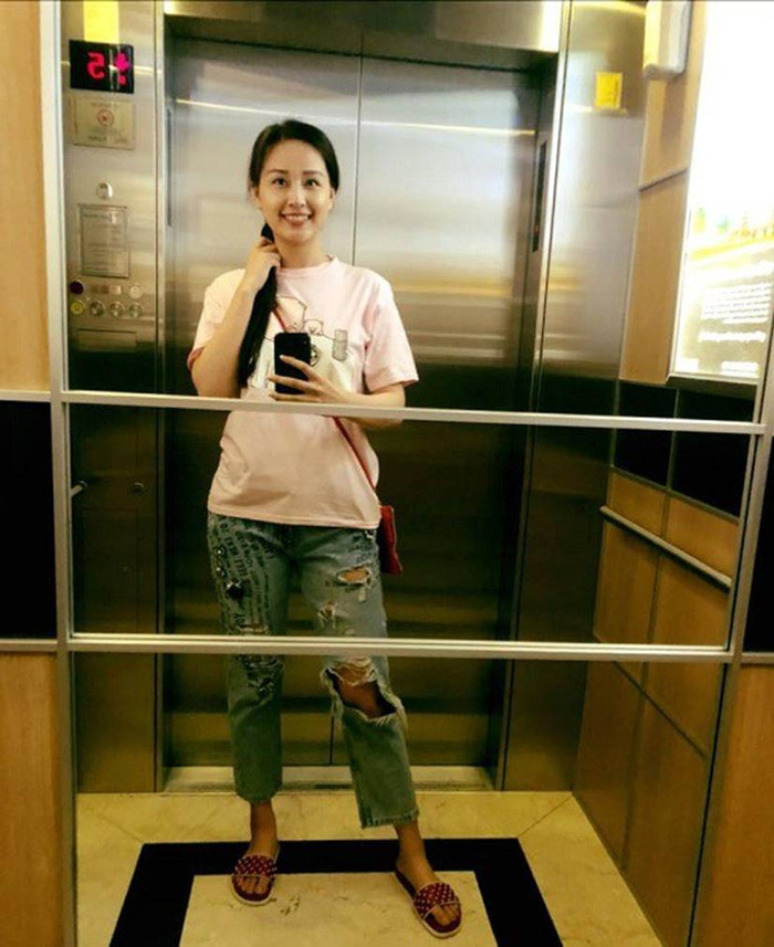 Áo họa tiết màu hồng phấn, rực rỡ đi cùng quần jeans rách trẻ trung cá tính