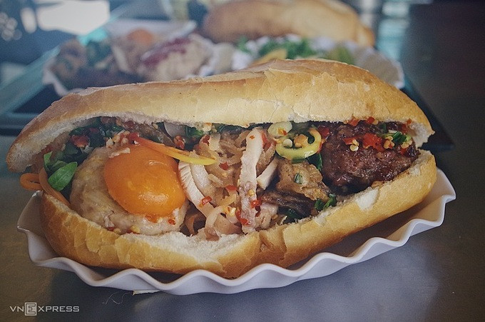 Bánh mì Sài Gòn có đặc trưng đa dạng các loại nhân như thịt nướng, jambon, chả, xá xíu, bì, trứng... Một số quán còn có bánh mì bò lá lốt, bánh mì sườn bì chả, bánh bột lọc xoài... Đặc trưng dễ thấy nhất của bánh mì kẹp Sài Gòn là to, lõi dày và phần nhân đầy đặn. Bánh thường được ăn kèm các loại rau thơm, đồ chua, nước sốt để hương vị hài hòa hơn. Ảnh: Tâm Linh.