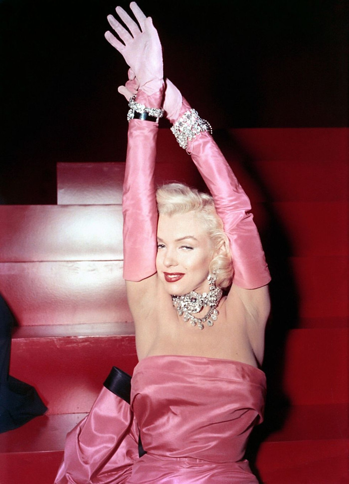 Minh tinh Marilyn Monroe là người đã tiên phong cho câu nói 'Kim cương là bạn thân của mọi phụ nữ' khi cô xuất hiện trong bộ phim Gentlemen Prefer Blondes. Người đẹp diện bộ váy màu hồng nhấn nhá vòng cổ kim cương lấp lánh