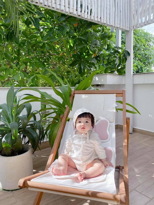 Bé Winnie được gia đình đưa đi du lịch...quanh vườn nhà bà.