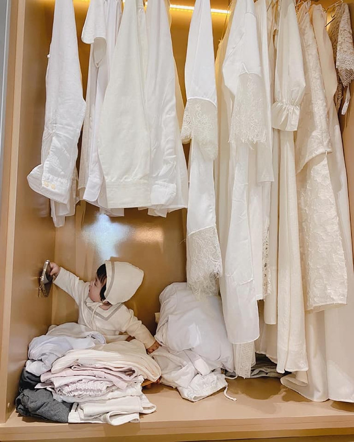 Bé Winnie trốn trong tủ quần áo để mẹ Đông Nhi tìm khắp nhà, thì ra 'nhóc tỳ' đang chơi trò 'seo-phì'.