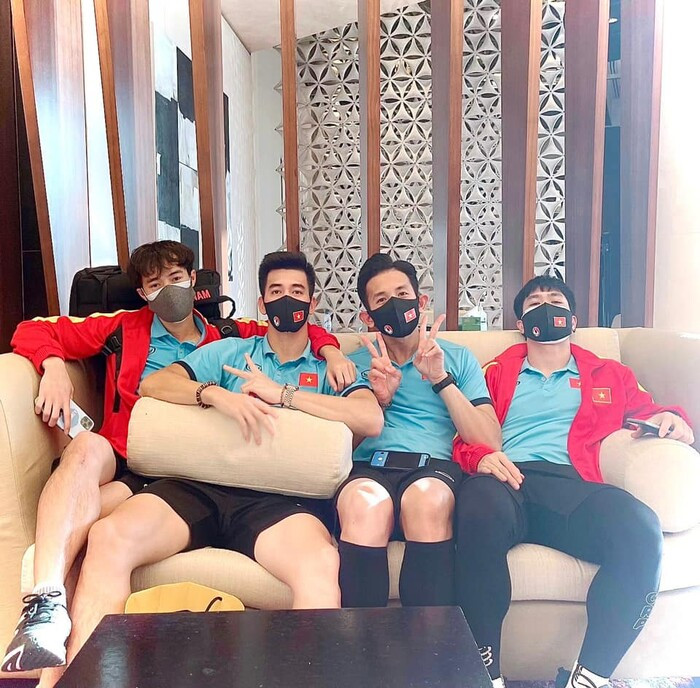 Tiến Linh, Văn Toàn khoe ảnh ở khu cách ly khi về tới Việt Nam.