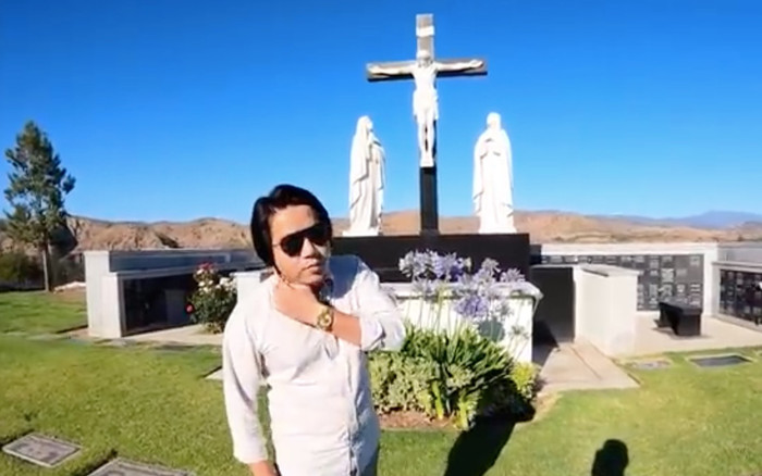 Đến mộ cố NS Chí Tài để 'review', Khoa Pug bị cộng đồng mạng chỉ trích dữ dội Ảnh 2