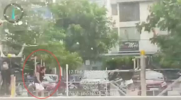 Dù clip được quay ở khoảng cách xa nhưng dễ dàng nhận ra dáng người của 2 nhân vật rất giống Pha Lê và ông xã người Hàn Quốc.